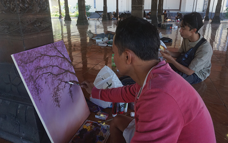 TERUS BERKARYA: Sejumlah seniman sedang melukis di Pendapa Monumen Juang 45 Klaten, Kecamatan Klaten Utara, kemarin (19/7/2023).