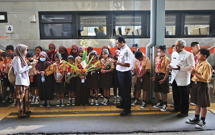 BEREMPATI: Puluhan murid SD di Kota Solo menggelar doa bersama di Stasiun Solo Balapan, Kamis (20/7/2023) menyusul kecelakaan di Semarang, Selasa (18/7/2023).