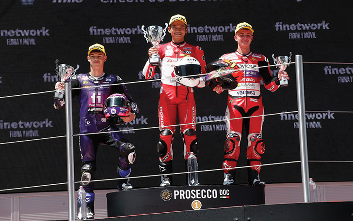 Fadillah Arbi Aditama berhasil menorehkan sejarah balap Indonesia dengan meraih podium tertinggi ajang balap FIM JuniorGP, di Circuit de Barcelona-Catalunya pada Minggu, (16/7/2023).