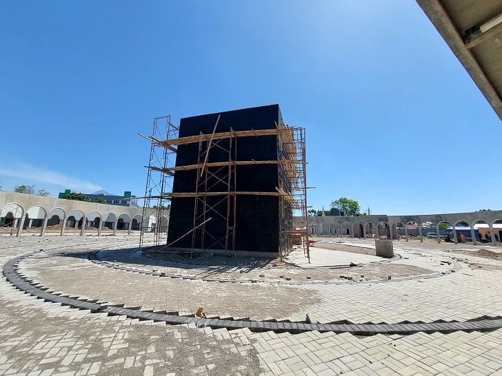 Proses pembangunan kompleks wisata religi berupa miniatur kakbah di eks pasar hewan Singkil, Kamis (20/7/2023). (RAGIL LISTIYO/RADAR SOLO)