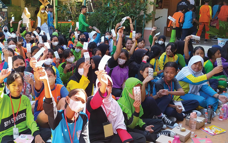 RIANG: Siswa SMPN 12 Surakarta menggelar MPLS dengan cara menyenangkan.