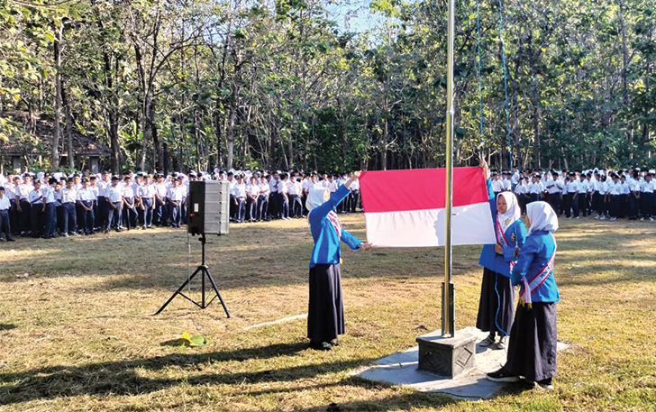PENGIBARAN BENDERA: Upacara pembukaan matsama yang diikuti siswa MTsN 3 Sragen (17/7/2023).