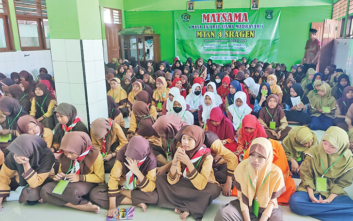 KHIDMAT: MTsN 4 Sragen menggelar matsama di sekolah setempat, kemarin.
