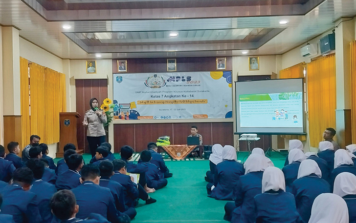 AKP Winarsih, S.H, M.H beserta tim Polresta Kota Surakarta tengah memberikan edukasi anti bullying kepada para siswa.