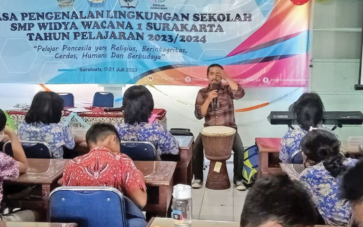 CERIA: Siswa SMP Widya Wacana 1 Surakarta menggelar MPLS, kemarin.