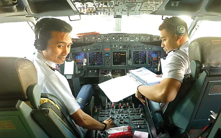 PARTIKAN AMAN: Refaldi Rachmat Pratama (kiri), pilot Batik Air, bersama kopilot Marco Yossie Asnomo melakukan pengecekan sebelum penerbangan Batik Air rute Surabaya-Singapura Jumat (23/9).