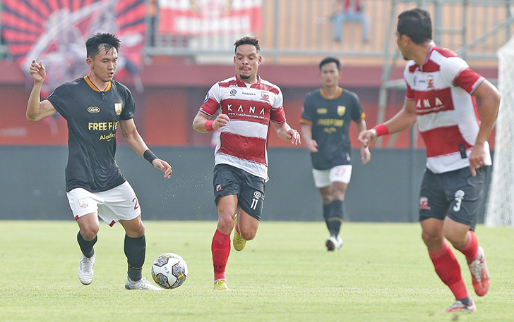 DIKAWAL KETAT: Gelandang Persis Solo Sutanto Tan (kiri) saat bermain melawan Madura United di Stadion Gelora Madura Ratu Pamelingan musim lalu.