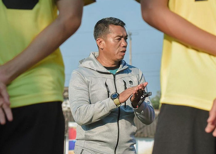 Head Coach Nusantara United Rasiman saat melatih timnya di Lapangan Banyudono, Boyolali  &nbsp;  