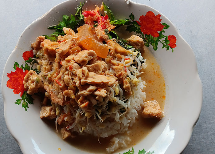 Seporsi nasi tumpang berkuah khas Pasar Pedan di Kampung Sewu, Desa Keden, Kecamatan Pedan.