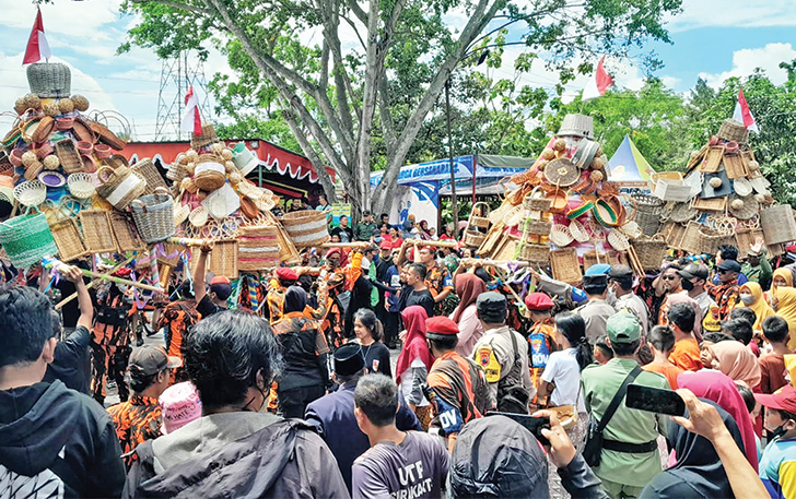 MENARIK: Grebeg Penjalin di Desa Wisata Trangsan, Kecamatan Gatak, Kabupaten Sukoharjo. Wisatawan bisa melihat sentra produksi furniture berbahan dasar rotan.