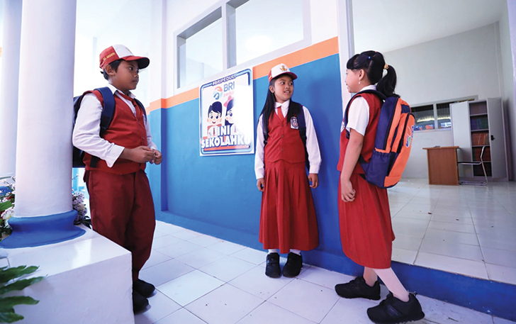 Siswa sekolah ikut berbahagia dengan lingkungan sekolah yang bersahabat.  BRI ikut memeriahkan Hari Anak Nasional melalui program CSR &ldquo;BRI Peduli Ini Sekolahku".