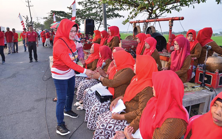 BERINTERAKSI: Bupati Sukoharjo Etik Suryani menyempatkan waktu blusukan ke CFD Guyangan Kebo dan memborong dagangan sejumlah PKL di kawasan tersebut.
