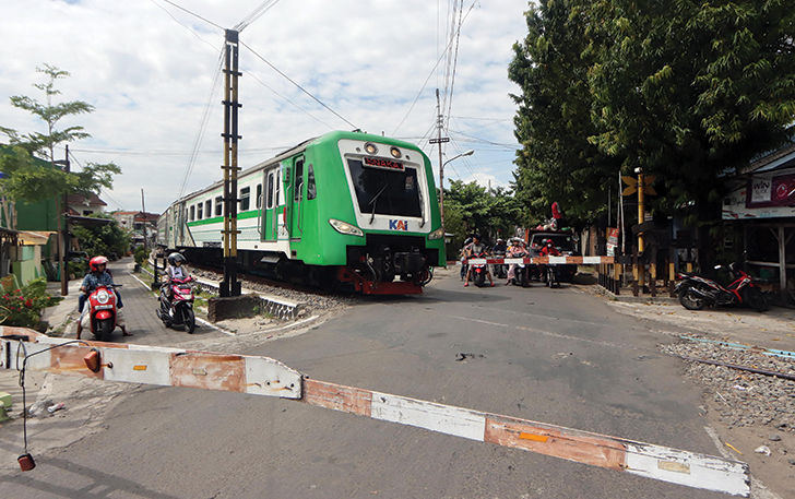 HARUS TERTIB: KA Batara Kresna melintas di Sangkrah, Kota Solo. Perlintasan sebidang menjadi titik paling rawan kecelakaan.