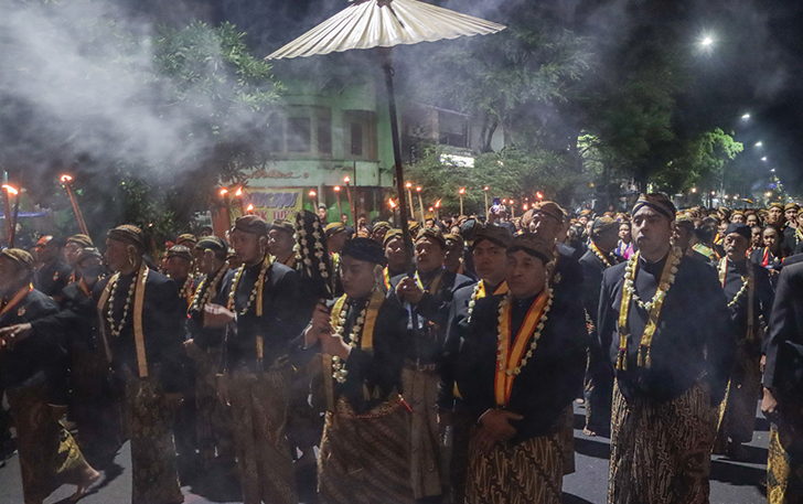 DIKIRAB: Para abdi dalem Keraton Kasunanan Surakarta Hadiningrat membawa pusaka keliling jalanan Kota Solo, saat malam 1 Suro, Rabu malam (19/7/2023).