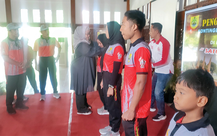 BERI MOTIVASI: Bupati Sragen Kusdinar Untung Yuni Sukowati melepas atlet Porprov Jateng 2023 di pendapa rumah dinas, Sabtu (22/7/2023).