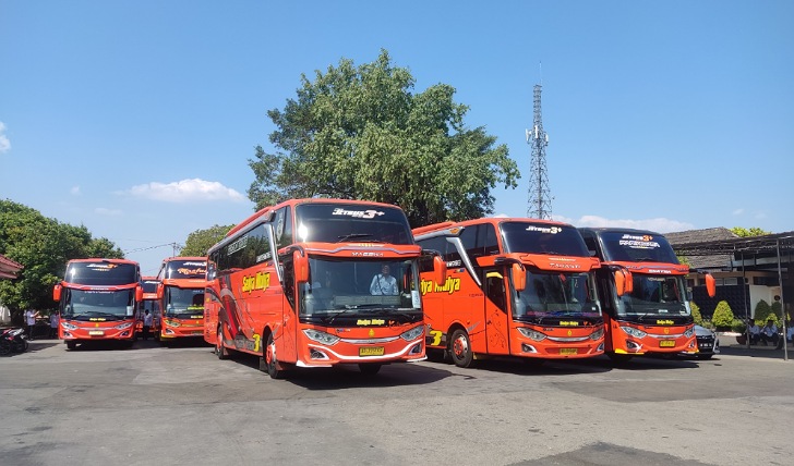 Bus penjemput jemaah haji Wonogiri di pendapa rumah dinas Bupati Wonogiri, Minggu (23/7). (IWAN ADI LUHUNG/RADAR SOLO)