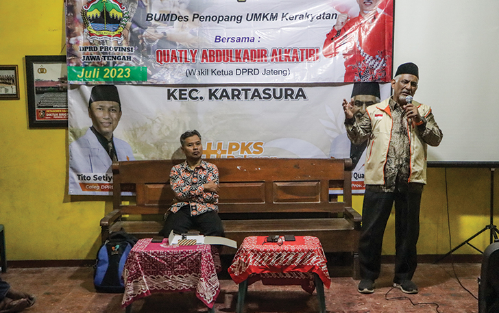 Wakil Ketua DPRD Provinsi Jateng Quatly Abdulkadir Alkatiri (kanan) mengelar FGD di Kampung Ngadijayan, RT 02 RW 07 Kelurahan Ngadirejo, Kartasuro, Sukoharjo, Jumat (21/7/2023) malam.