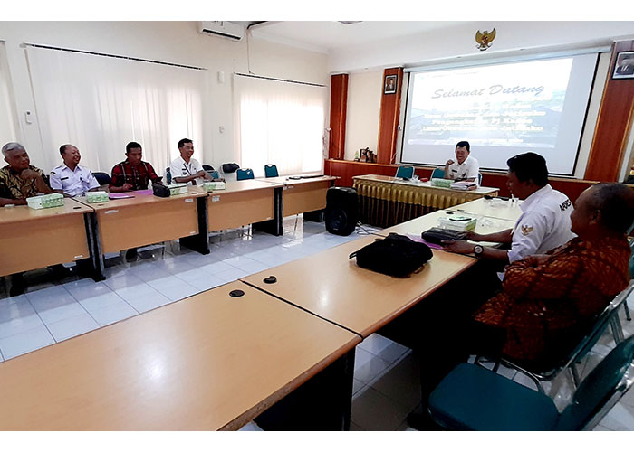 Dispermades Karanganyar membahas pemberhentian kades dan ketua BPD yang mencalonkan diri sebagai bacaleg.