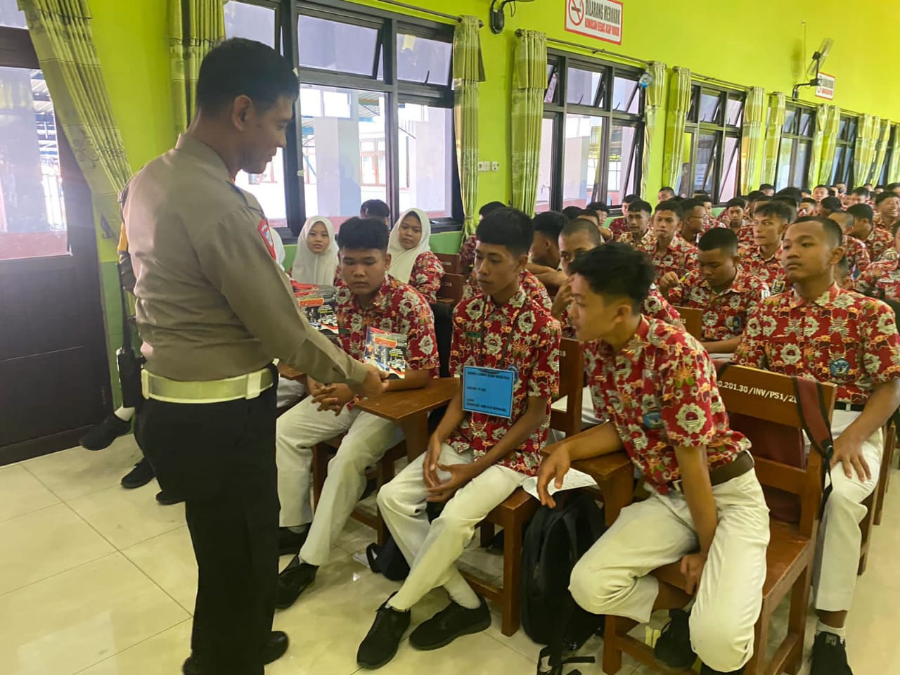 Kasatlantas Polres Wonogiri AKP Maryono beri sosialisasi Police Goes To School di salah satu sekolah dalam giat Operasi Patuh Candi 2023 belum lama ini. (IWAN ADI LUHUNG/RADAR SOLO).