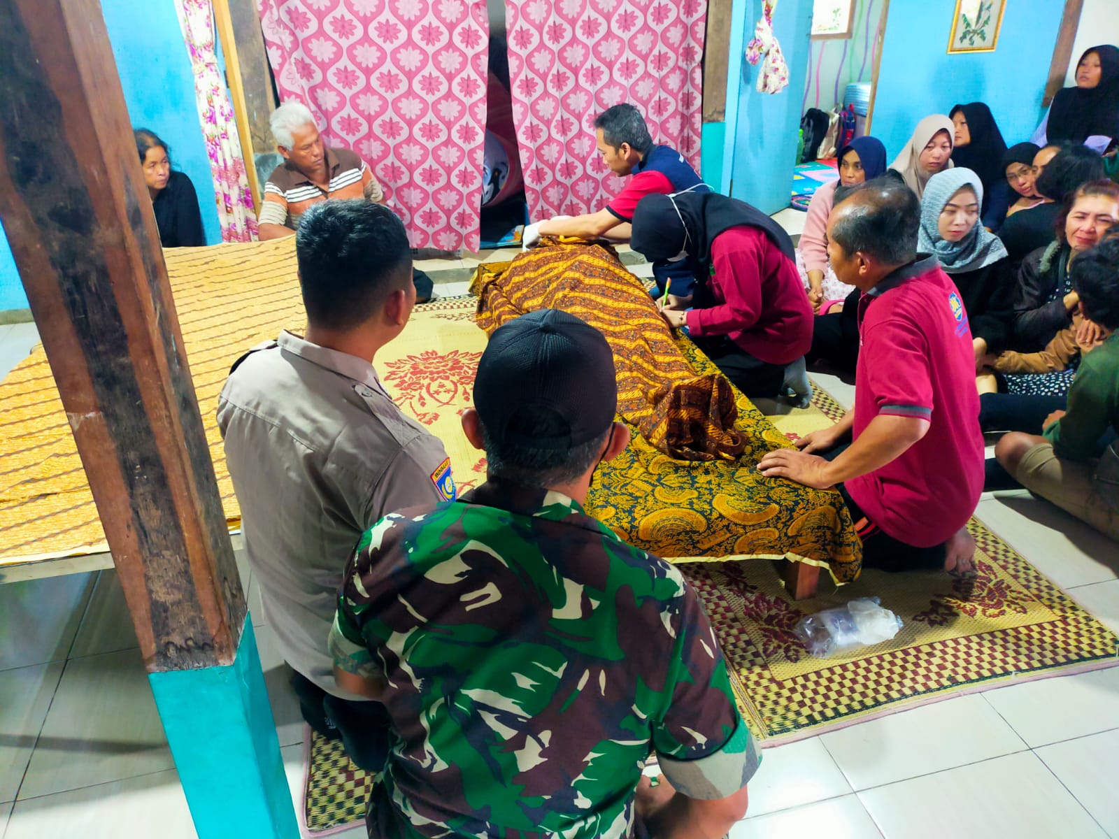 Suasana rumah duka di Desa Gunungsari, Kecamatan Jatisrono, Kabupaten Wonogiri, Minggu (23/7/2023). (IWAN ADI LUHUNG/RADAR SOLO)