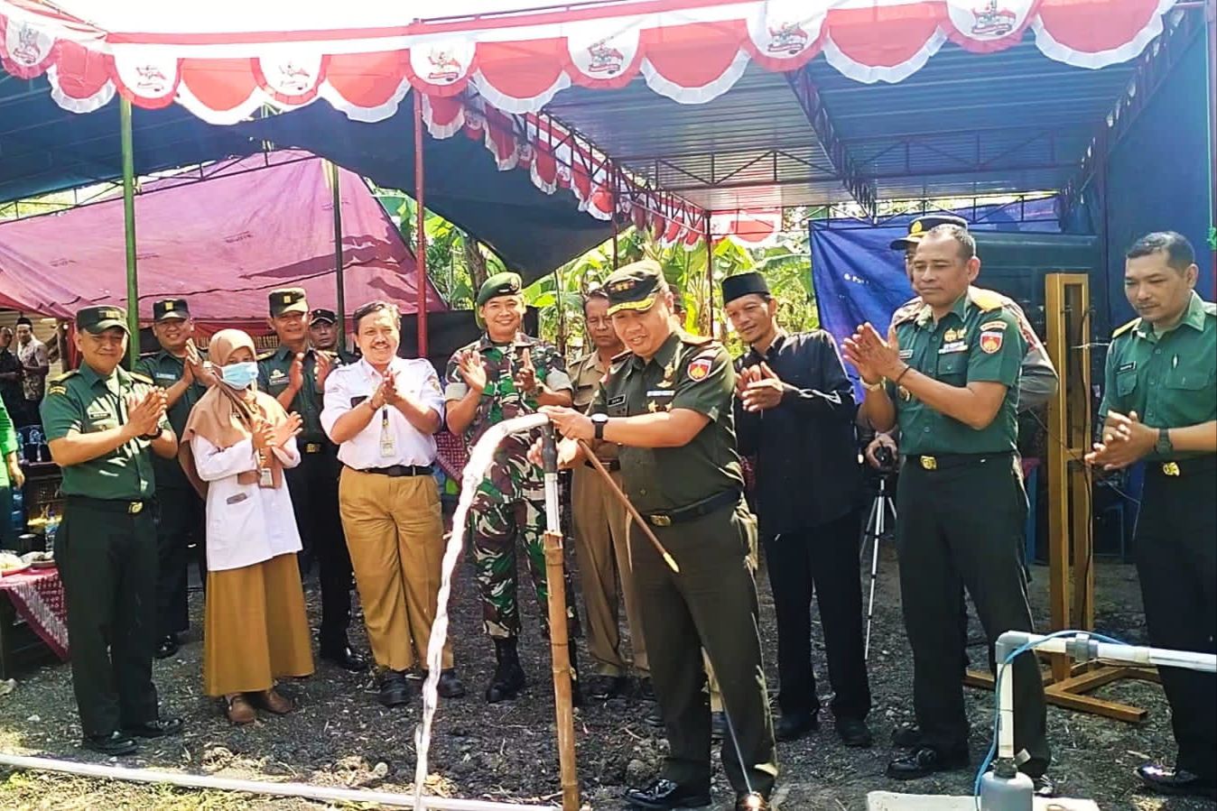 Dandim 0728/Wonogiri Letkol Inf Deny Octavianto resmikan fasilitas air bersih di Dusun Babadan RT 02 RW 03, Desa Banaran, Kecamatan Pracimantoro, Selasa (25/7). (IWAN ADI LUHUNG/RADAR SOLO)