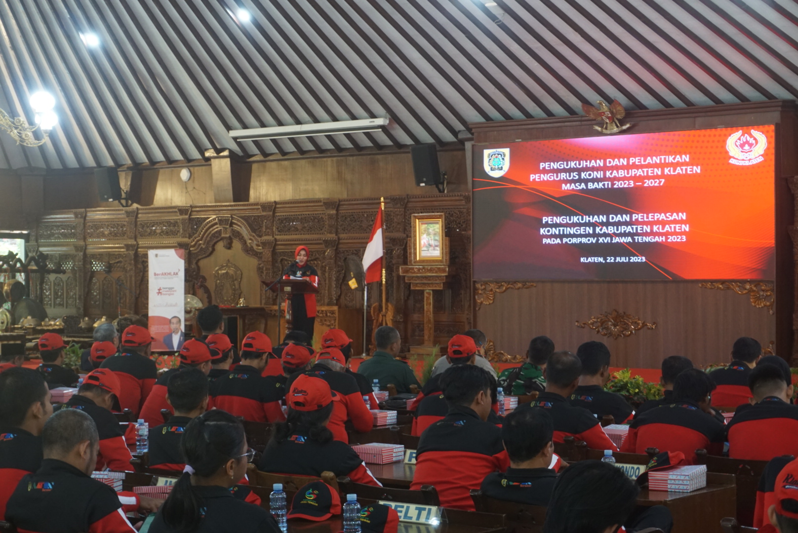 OPTIMISTIS: Pengukuhan dan pelepasan kontingen Porprov Jateng di Pendapa Pemkab Klaten, Sabtu (22/7/2023)