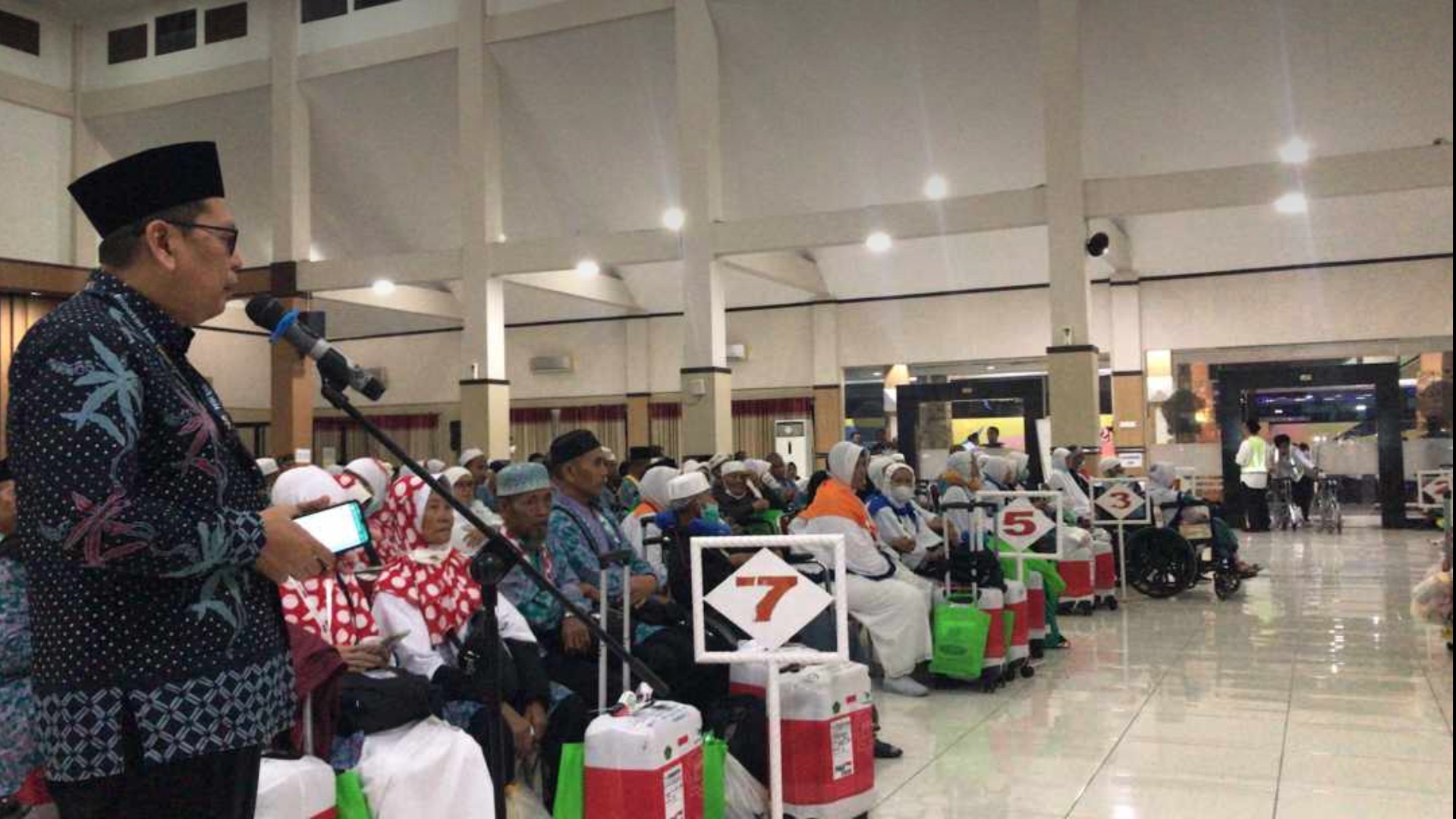 Penyambutan jemaah haji asal Boyolali yang tiba di Asrama Haji Donohudan, Selasa (25/7/2023) dini hari. (KEMENAG BOYOLALI)