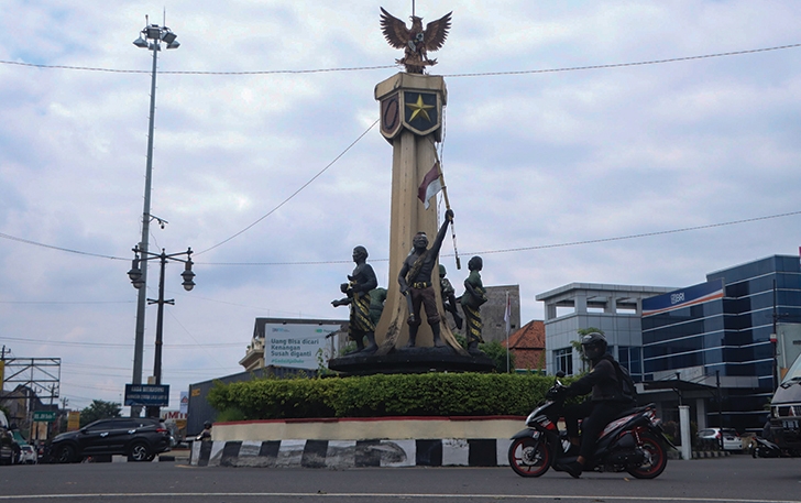 KAWASAN POTENSIAL: Pengendara melintasi Tugu Kartasura, belum lama ini. Investasi di Kecamatan Kartasura, Grogol, dan Sukoharjo Kota diklaim sangat menjanjikan.