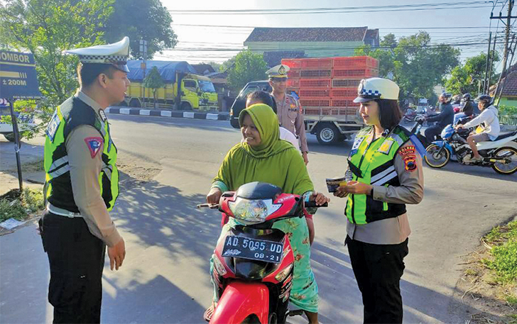 HUMANIS: Jajaran Polres Klaten menilang pengendara yang melanggar tata tertib berlalu lintas selama Operasi Patuh Candi.