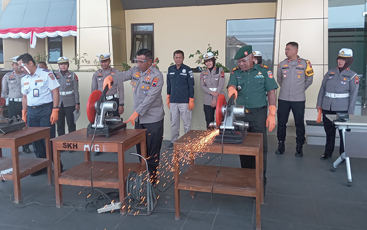 DIPOTONG: Pemusnahan BB kenalpot brong di Mapolres Sukoharjo, hasil razia dalam kurun tiga bulan terakhir.