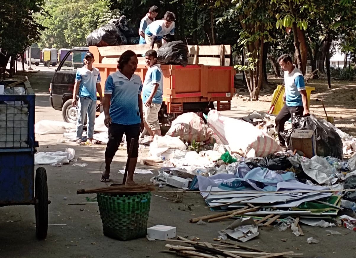 Petugas dari Dinas Lingkungah Hidup (DLH) Kota Surakarta tengah membersihkan sampah usai kegiatan harlah PKB yang digelar di Stadion Manahan, Minggu (23/7/2023) lalu.