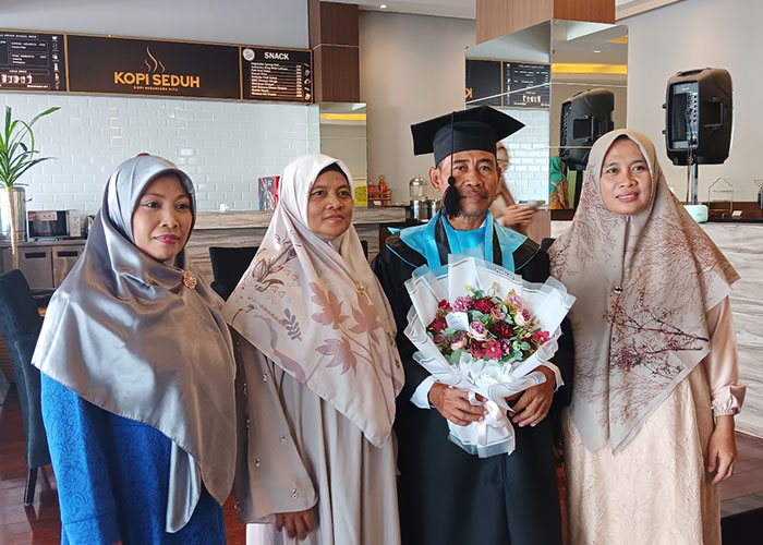 Sukadi didampingi ketiga istrinya di salah satu hotel di Klaten seusai acara wisuda, Selasa (25/7).
