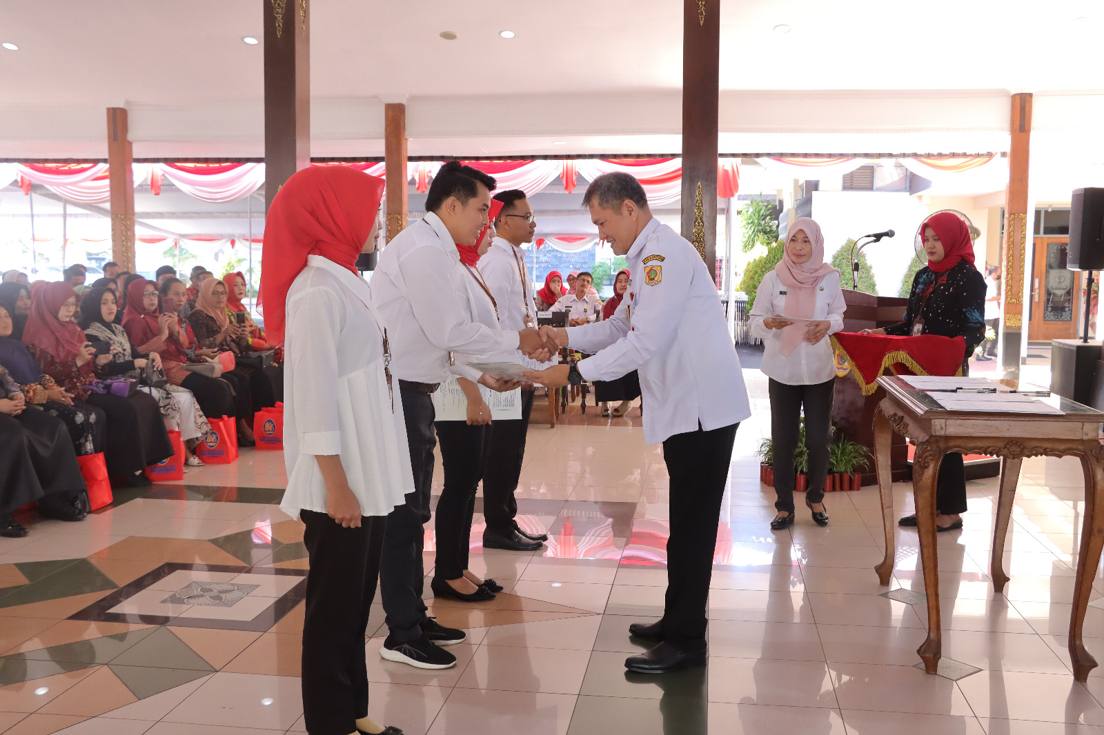 Wakil Bupati Wonogiri Setyo Sukarno serahkan SK karyawan ke pegawai PT BPR BKK Wonogiri (Perseroda) di pendapa rumah dinas bupati Wonogiri Rabu (26/7). (IWAN ADI LUHUNG/RADAR SOLO)