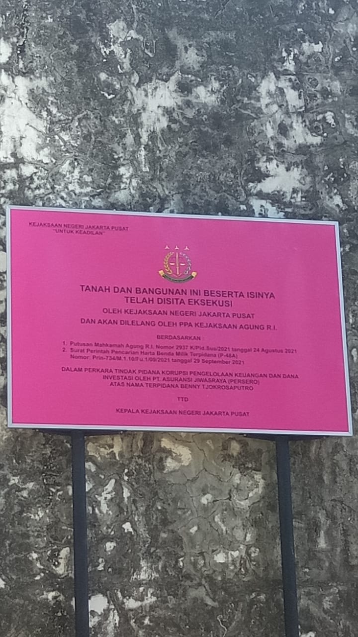 Papan penyitaan aset dipasang di kawasan Benteng Vastenburg oleh pihak Kejaksaan Negeri Jakarta Pusat, Rabu (26/7/2023). (DOK.WARGA)