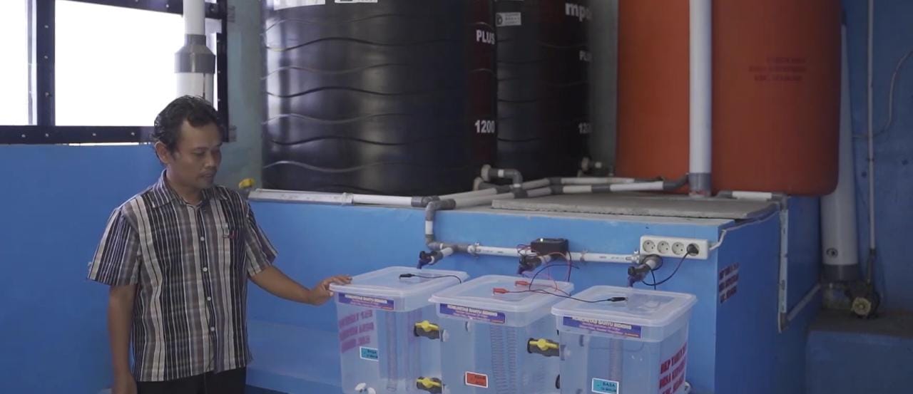 Perangkat Desa Kepatihan, Kecamatan Selogiri menunjukkan alat elektrolisis pemanen air hujan belum lama ini. (IWAN ADI LUHUNG/RADAR SOLO)