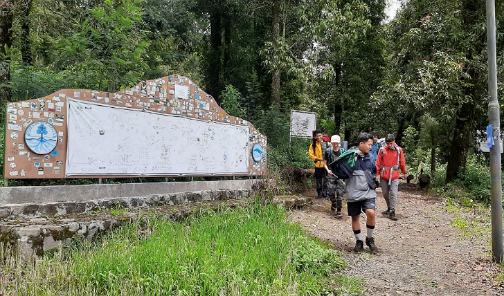 Pendaki beraktivitas di kawasan Gunung Merbabu. Jumlah pendaki, di antaranya di jalur Selo dibatasi maksimal 500 orang guna menjaga kelestarian ekosistem. (DOK.BTNGMB)