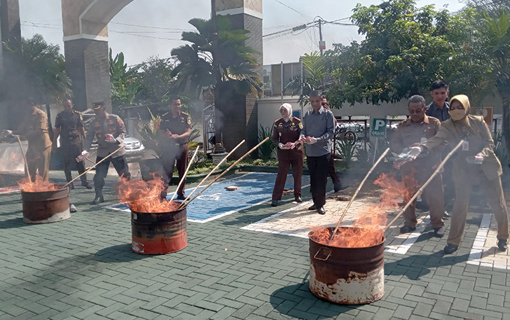 Ilustrasi__Kajari Sukoharjo Rini Triningsih (tengah) memusnahkan barang bukti perkara yang sudah incrahct bersama Forkopimda di halaman Kejari Sukoharjo belum lama ini.