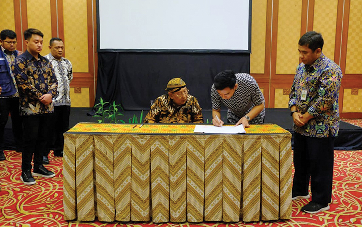 Wali Kota Surakarta didampingi Pakoe Boewono XIII  dan perwakilan Kemen PUPR saat menandatangani nota kesepahaman Perencanaan Teknis Penataan Kawasan Keraton Kasunanan Surakarta, Rabu (26/7/2023).