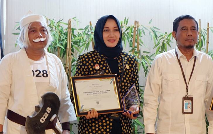 Kepala Rupbasan Surakarta Ratna Dwi Lestari menunjukkan dua penghargaan yang berhasil diraih  Rupbasan Surakarta dalam ajang "Garasi Ki Sakti" yang digelar KPPN Surakarta.