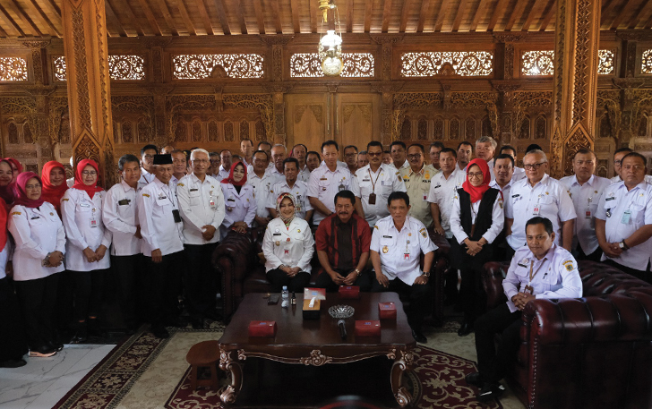 MINTA WEJANGAN: Jajaran Pemkab Klaten anjangsana di kediaman Mantan Bupati Klaten Sunarna.