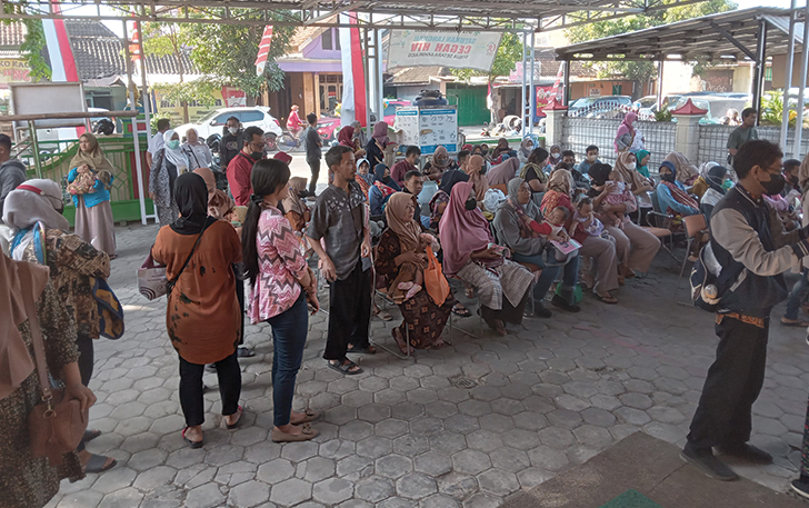 MEMBELUDAK: Antrean pelayanan di Puskesmas Sukoharjo, kemarin (26/7/2023).
