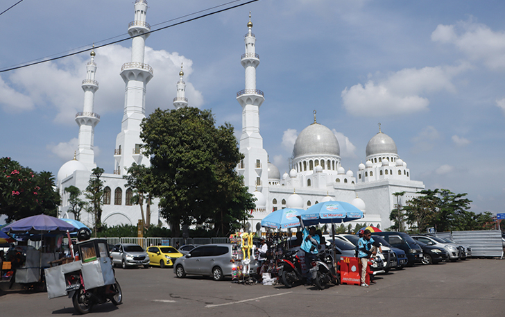 DITATA: Suasana di luar Masjid Raya Sheikh Zayed.