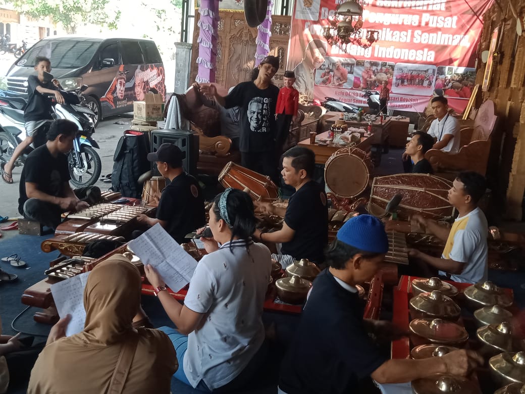 Dalang Wartoyo (berdiri) bersama grup karawitannya saat berlatih teras rumahnya. (RAGIL LISTIYO/RADAR SOLO)