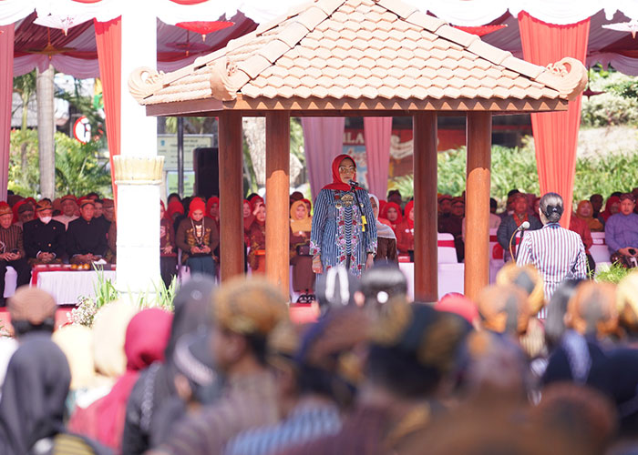 Bupati Klaten Sri Mulyani saat menjadi inspektur Upacara Hari Jadi ke-219 Klaten di Alun-Alun Klaten, Jumat (28/7).
