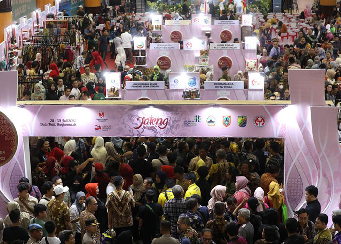 Expo UKM Dekranasda Jateng yang digelar di Kalimantan Selatan dipenuhi pengunjung, Jumat (28/7).