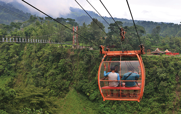 IKONIK: Wisatawan menaiki gondola di objek wisata Girpasang, Desa Tegalmulyo, Kecamatan Kemalang, yang meraih juara 5 Lomba Video Bangga Berwisata di Indonesia (BBWI).