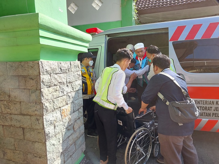 Jemaah haji lanjut usia mendapatkan pelayanan di Asrama Haji Donohudan belum lama ini. (RAGIL LISTIYO/RADAR SOLO)