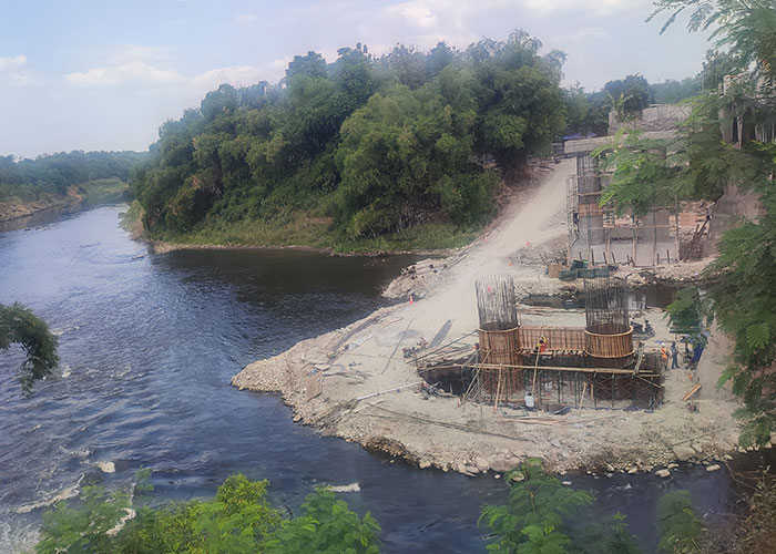 Proses pembangunan Jembatan Ganefo yang menghubungkan Kecamatan Tangen dengan Sambungmacan, kemarin (28/7).