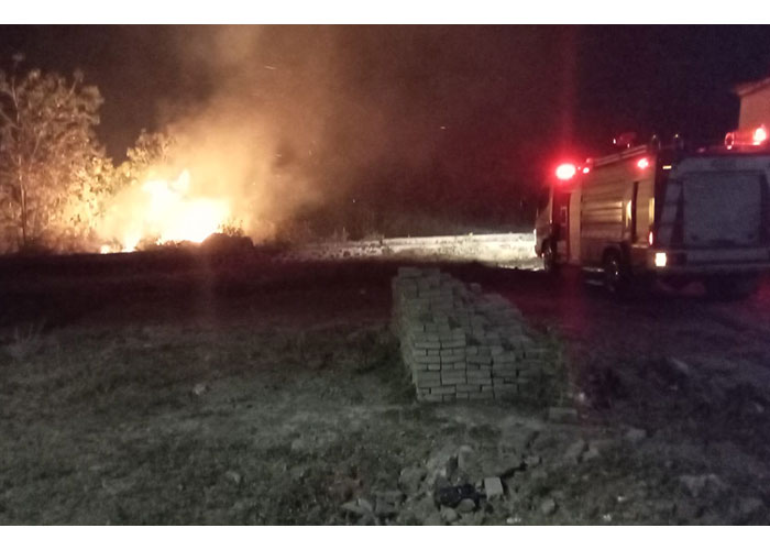 Mobil damkar berada di lokasi kebakaran Alas Kethu Wonogiri, Jumat (28/7) malam.