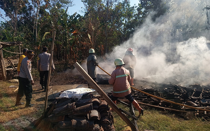 HANGUS: Kebakaran yang terjadi di rumah milik Suminem, Desa Kaloran, Gemolong, Sragen, kemarin.